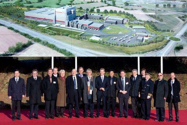 Les officiels devant le visuel de la future usine<br/>